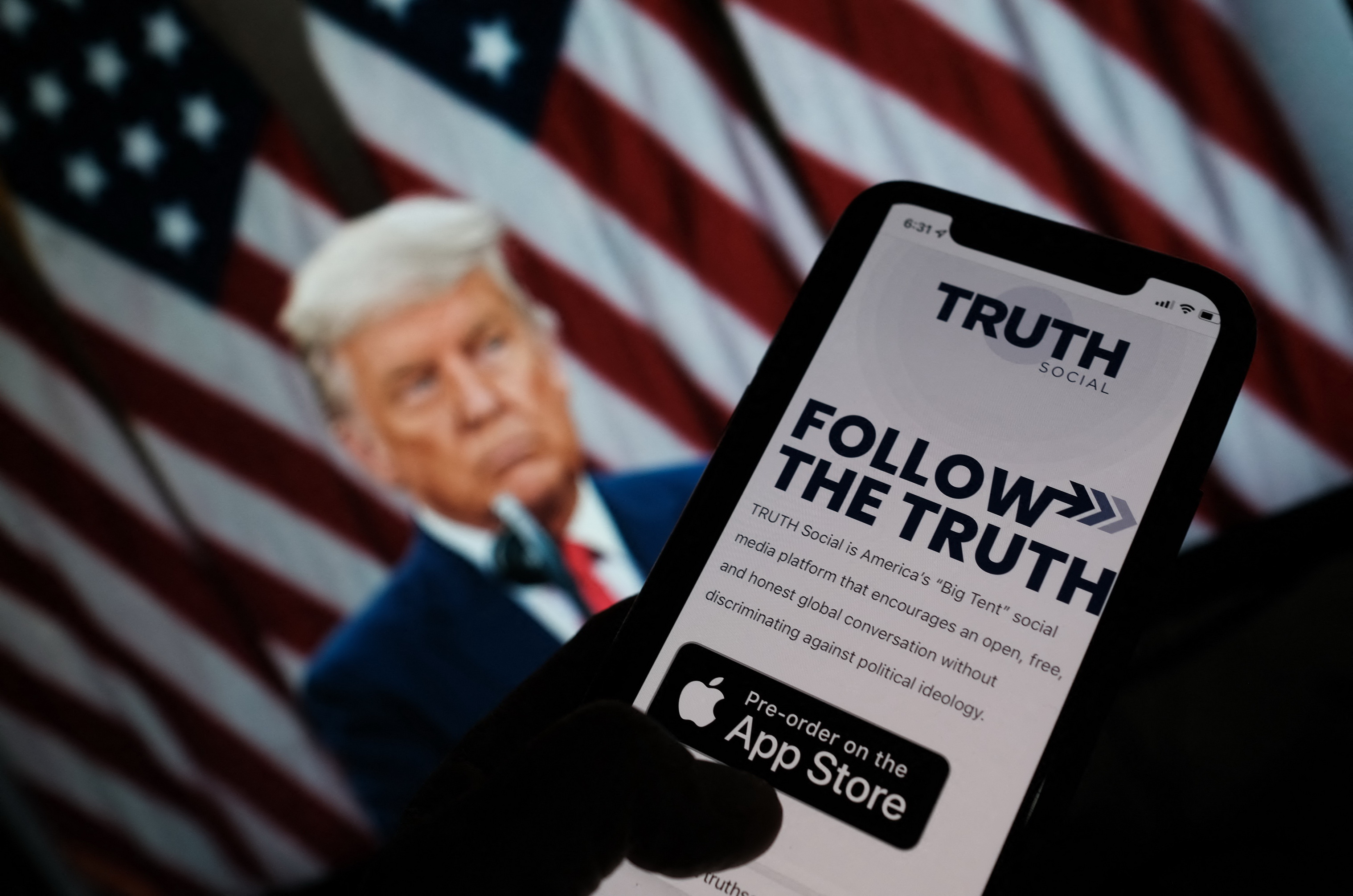 Truth Social由特朗普媒體科技集團（TMTG）製作，版面操作與Twitter非常相似，帖子被稱為「真相」（Truth），具有回覆、轉發、收藏和分享功能。 （法新社資料圖片）