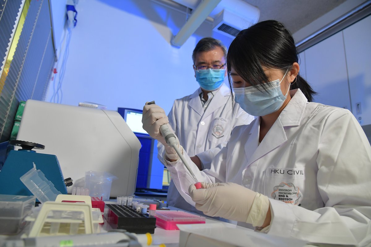 香港大學的研究團隊為污水樣本進行病毒基因檢測，其污水監測技術獲2021年日內瓦國際發明展金獎。（政府新聞網圖片）