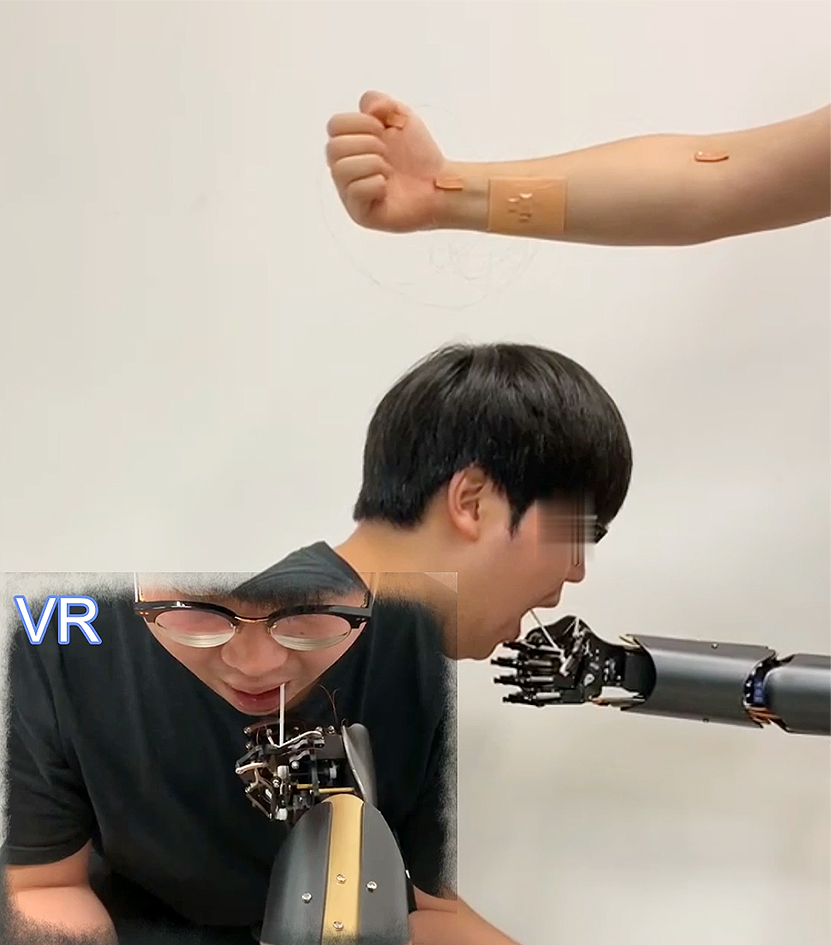 實驗參與者佩戴Robotic VR系統，遙控機械手採集咽喉拭子樣本。（城大圖片）