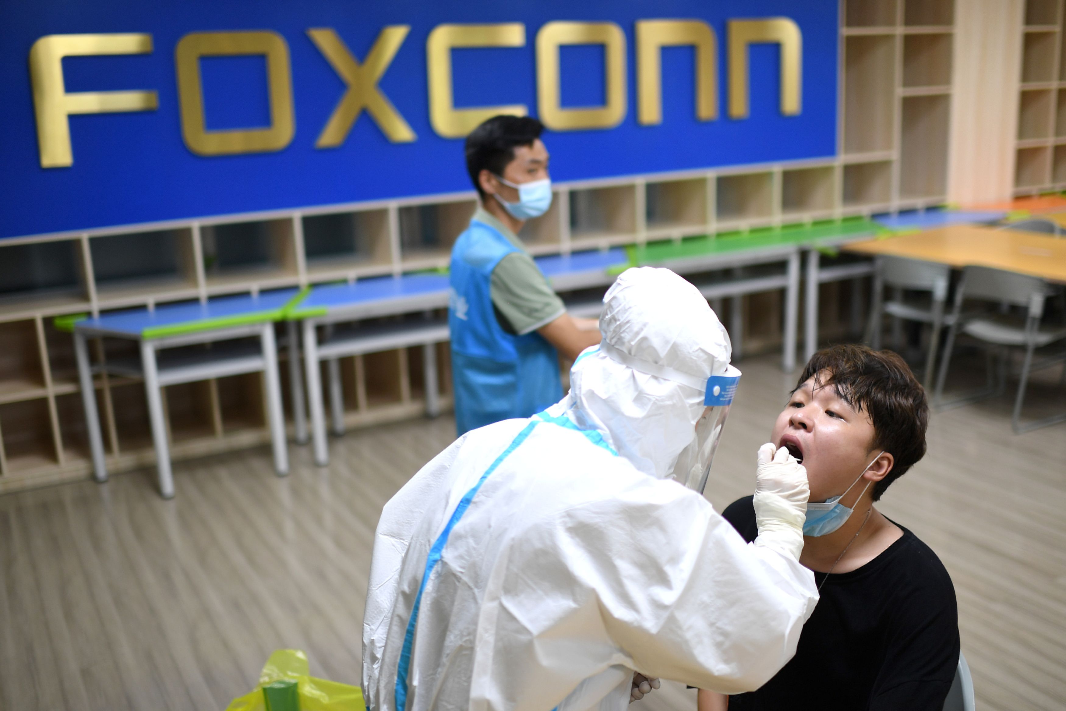 富士康將在深圳啟動全員核酸檢測等防疫措施。（路透資料圖片）