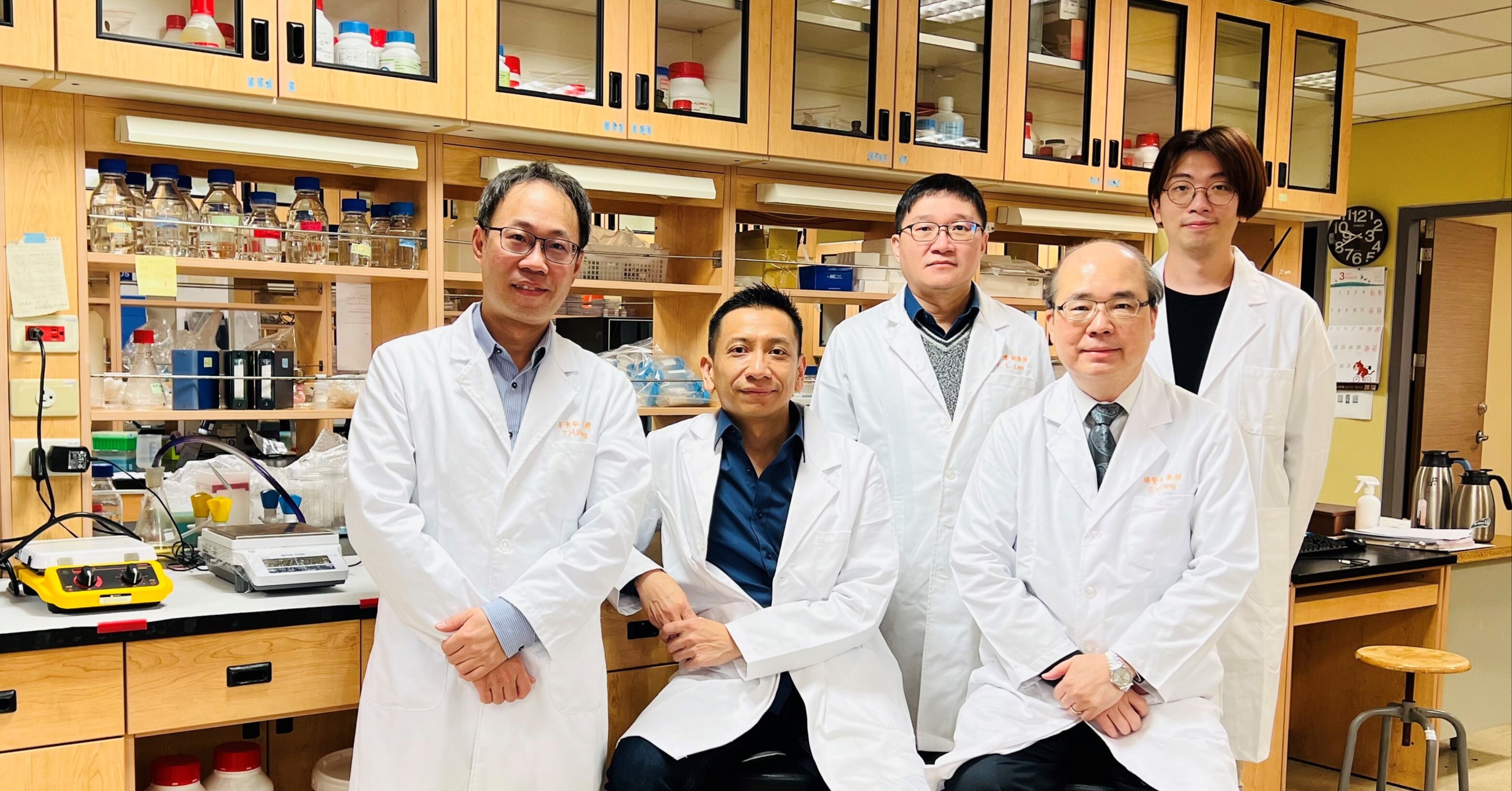 楊賢鴻（前排右一）與陳金銓（前排中）的研究團隊發現補骨脂寧能延緩細胞衰老。（長庚大學圖片）