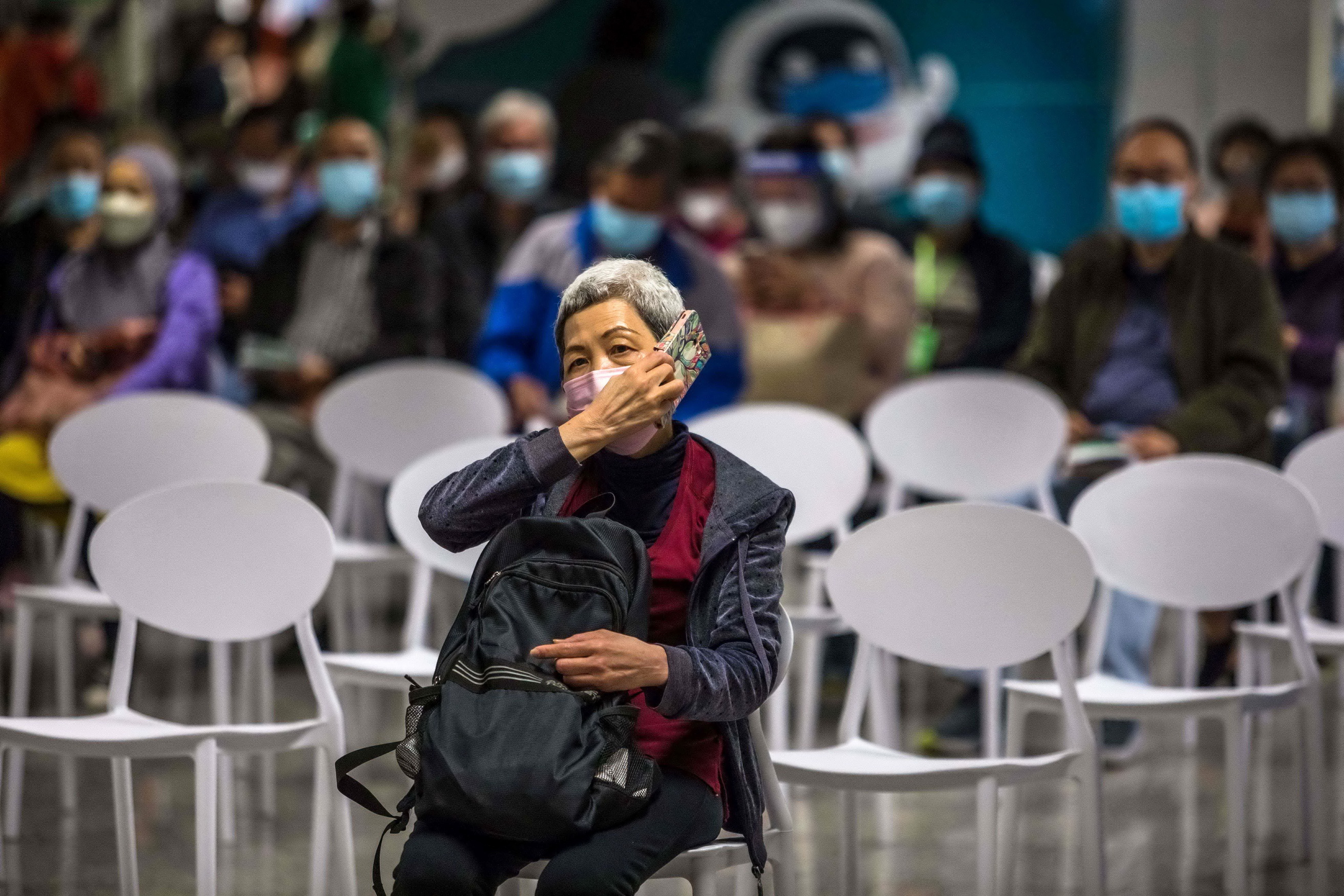 第五波疫情把香港人折騰得身心俱疲，背後是政府部門之間溝通不良，引起市民的不安和恐慌。（法新社資料圖片）