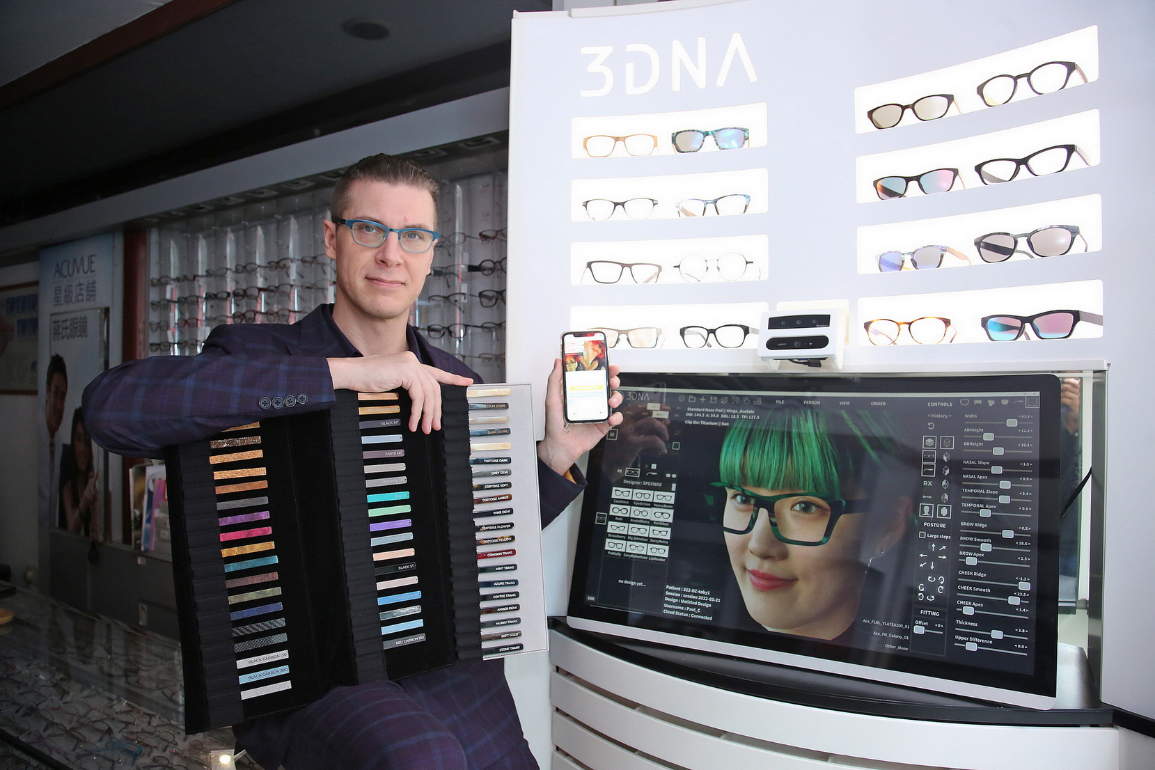 3DNA研發臉部掃描及眼鏡設計機器供眼鏡店採用；圖為Dennis Zelazowski。（黃潤根攝）