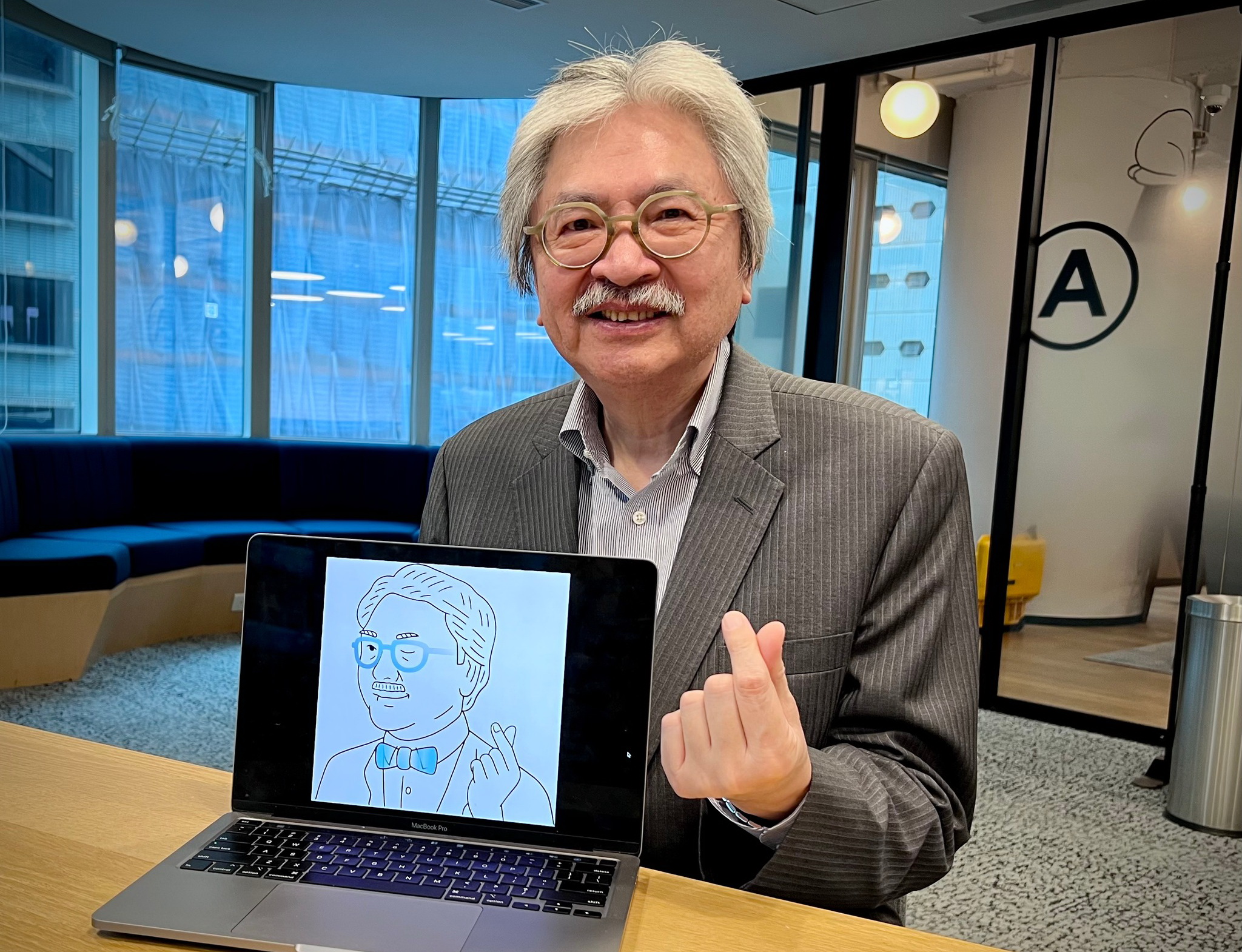 曾俊華夥拍日籍插畫師推出3000個NFT頭像，以微笑心心手勢造型示人。（曾俊華fb圖片）