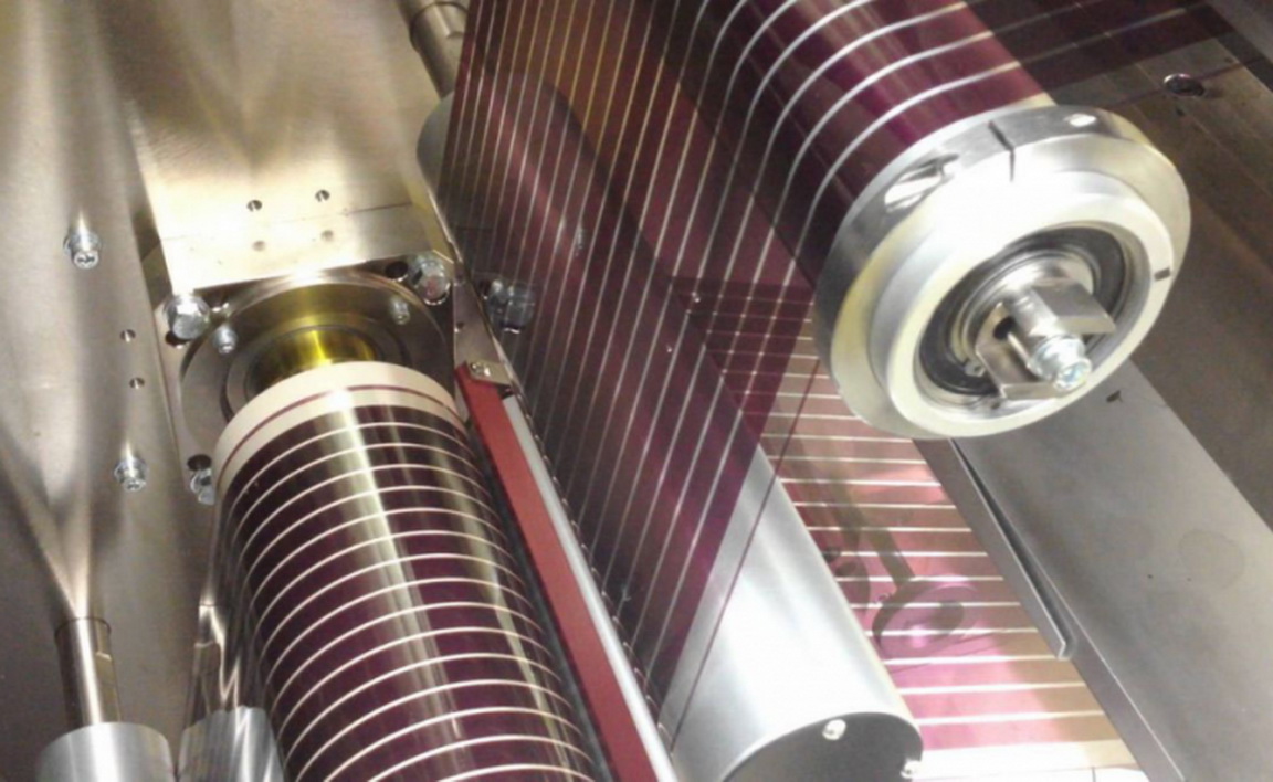 太陽能電池板以PET塑膠製成，成本低至每平方米約78港元。（網上圖片）