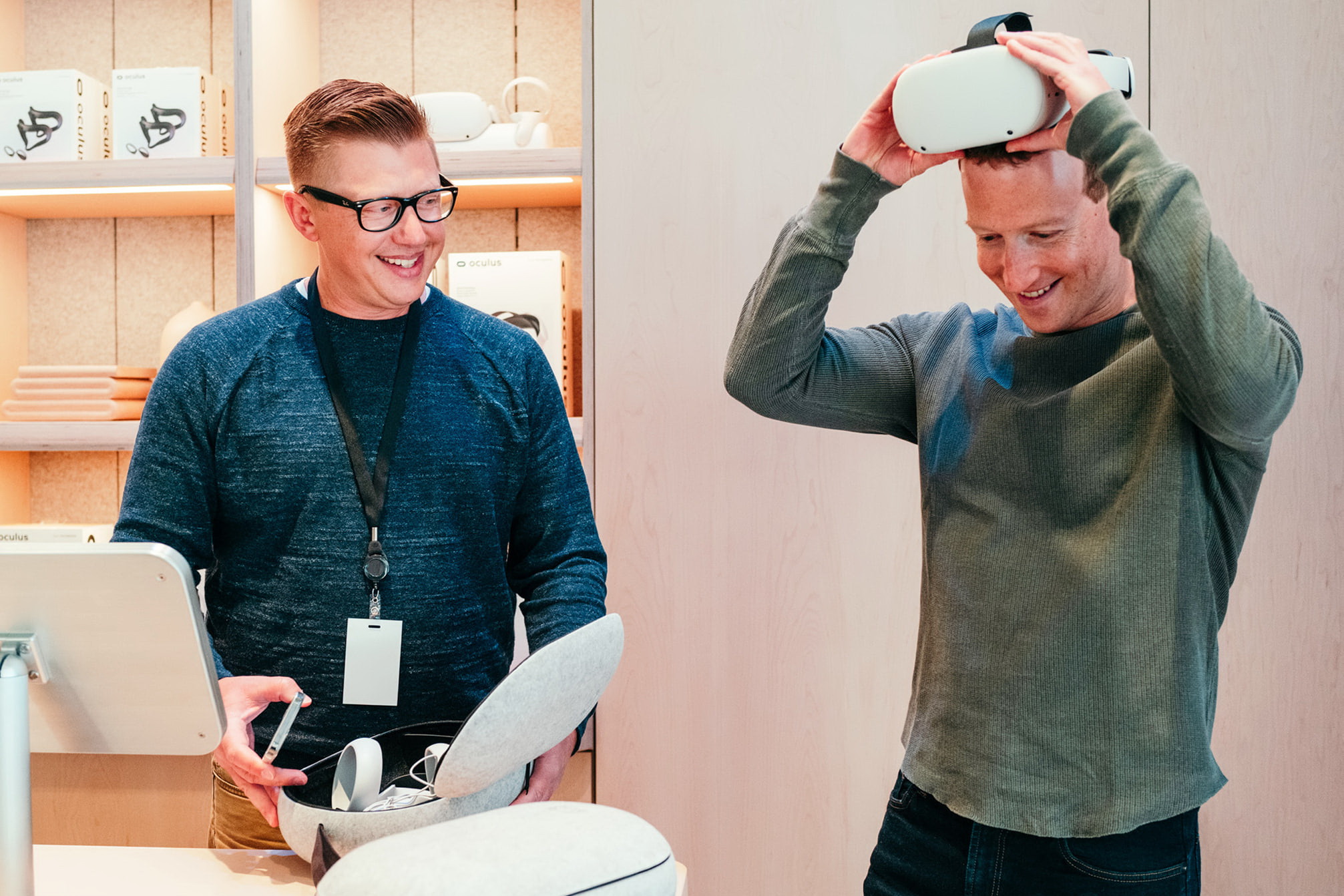 朱克伯格（右）於實體店試用頭戴式VR頭盔Quest 2。（Facebook網上圖片）