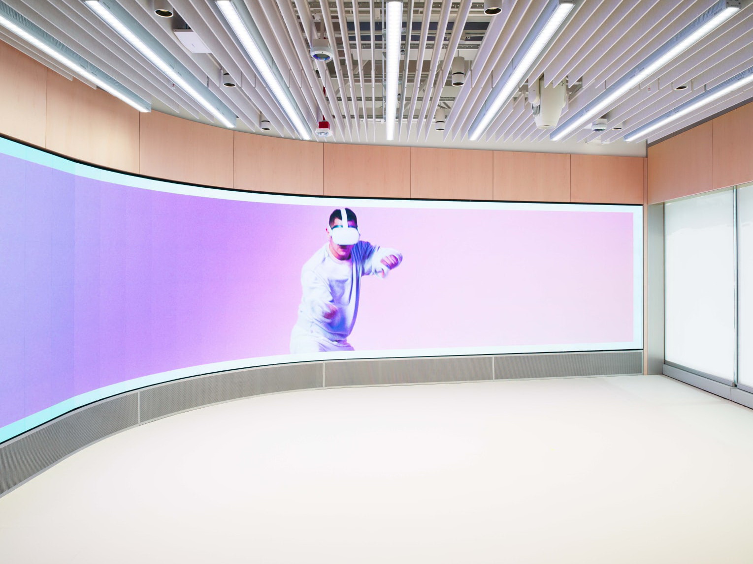 店內設有巨型LED屏幕牆，玩家可把試玩過程，錄製為30秒的MR影片，分享至社交網站。（Facebook網上圖片）