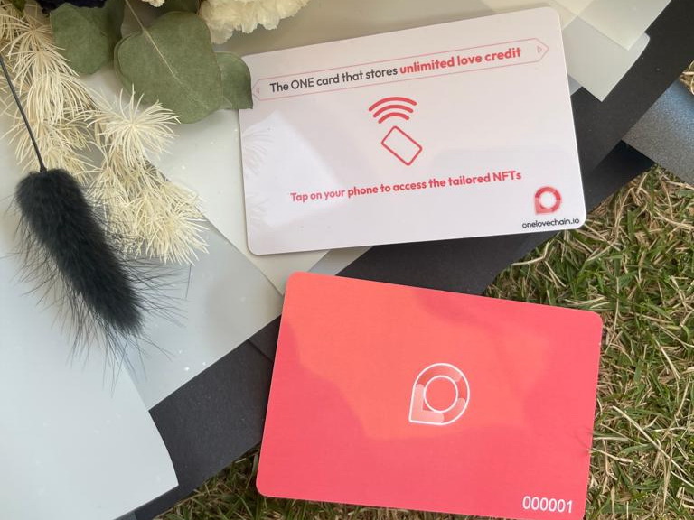 用戶只須用智能電話以NFC輕觸實體禮物卡，即可查閱別人送上的珍貴NFT。（OneLoveChain提供圖片）