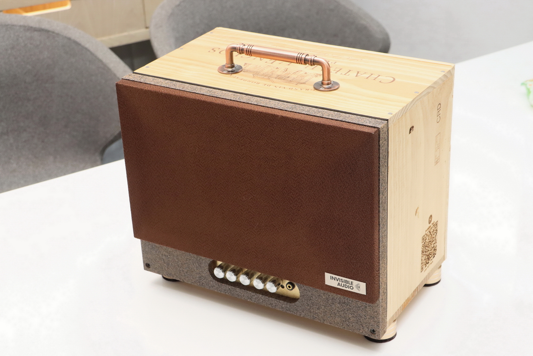 圖中的迷你音箱，由六支裝紅酒木箱改製而成。（何澤攝）