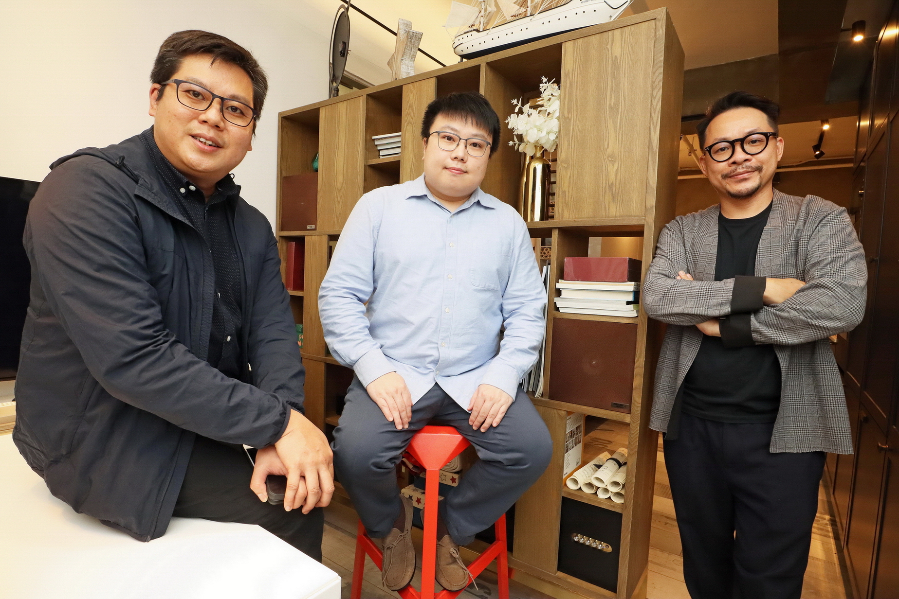 溫卓傑（左）、張毅鏗（中）與港大碩士同學創業，再夥拍設計總監蔡俊鴻（右），把音響融入本地室內空間中。（何澤攝）