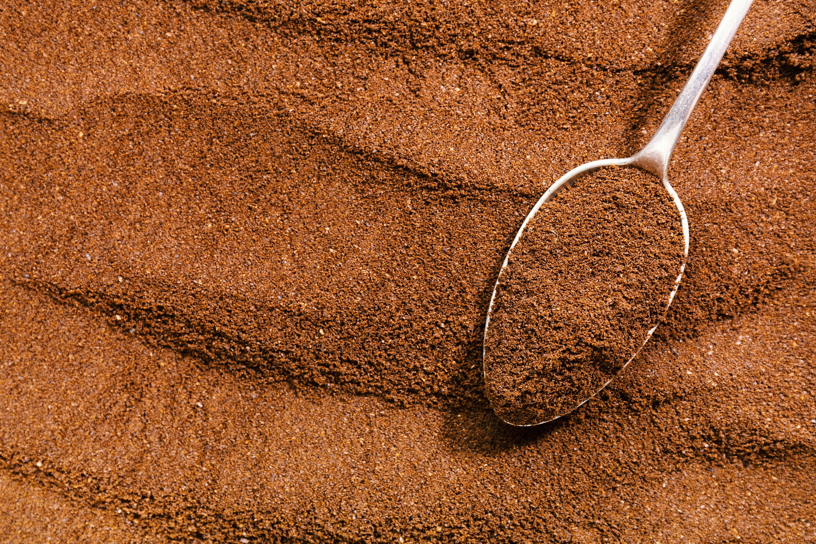 咖啡渣經提取和分解後，混入生產生物降解材料的聚乙稀醇，有望製成複合生物可分解塑料。（Freepik網上圖片）