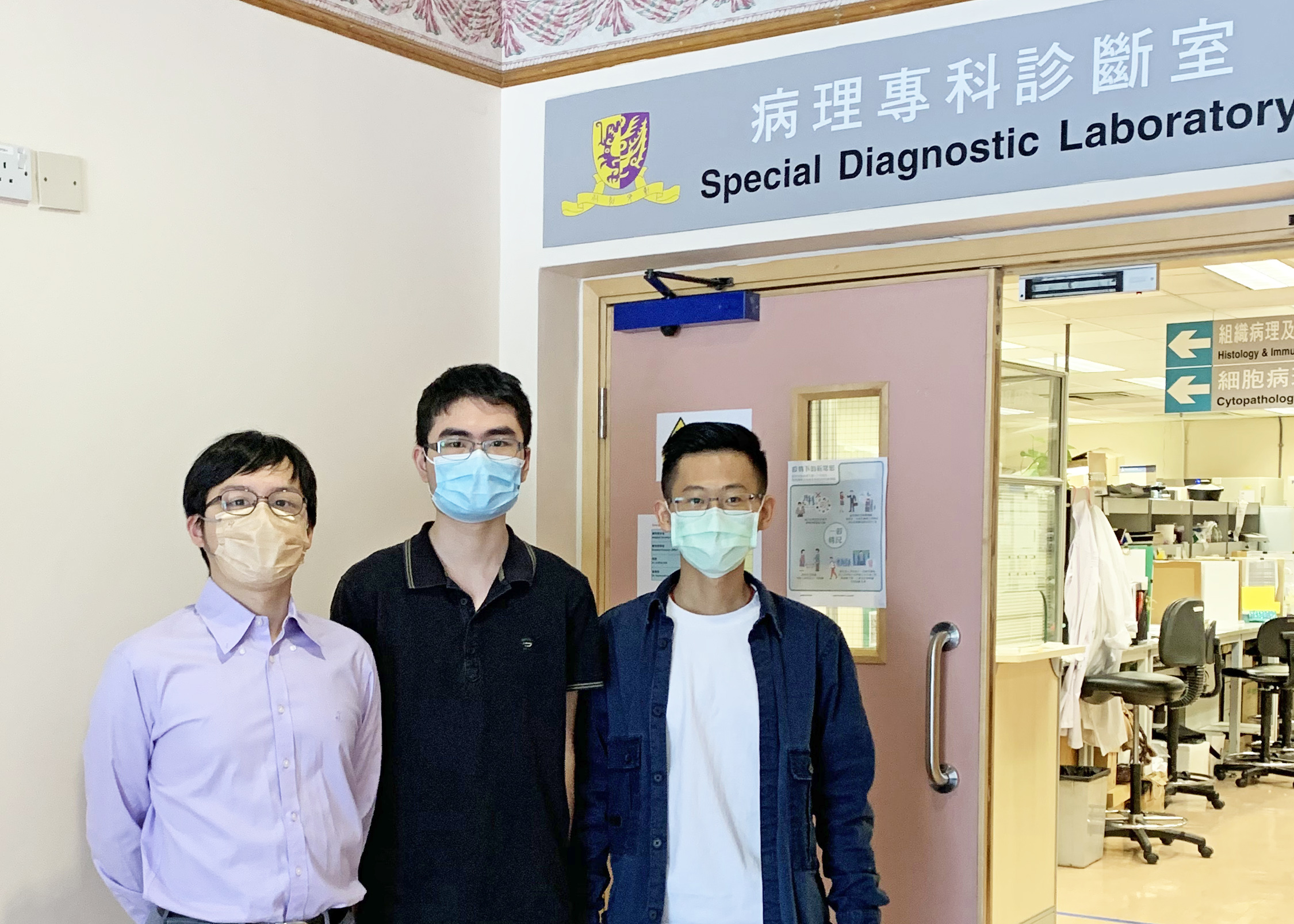 中大醫科生梅津瑋（左起）、陳韋諾與研究生陳博南的研究，對治療胃癌有重大意義。（中大提供圖片）