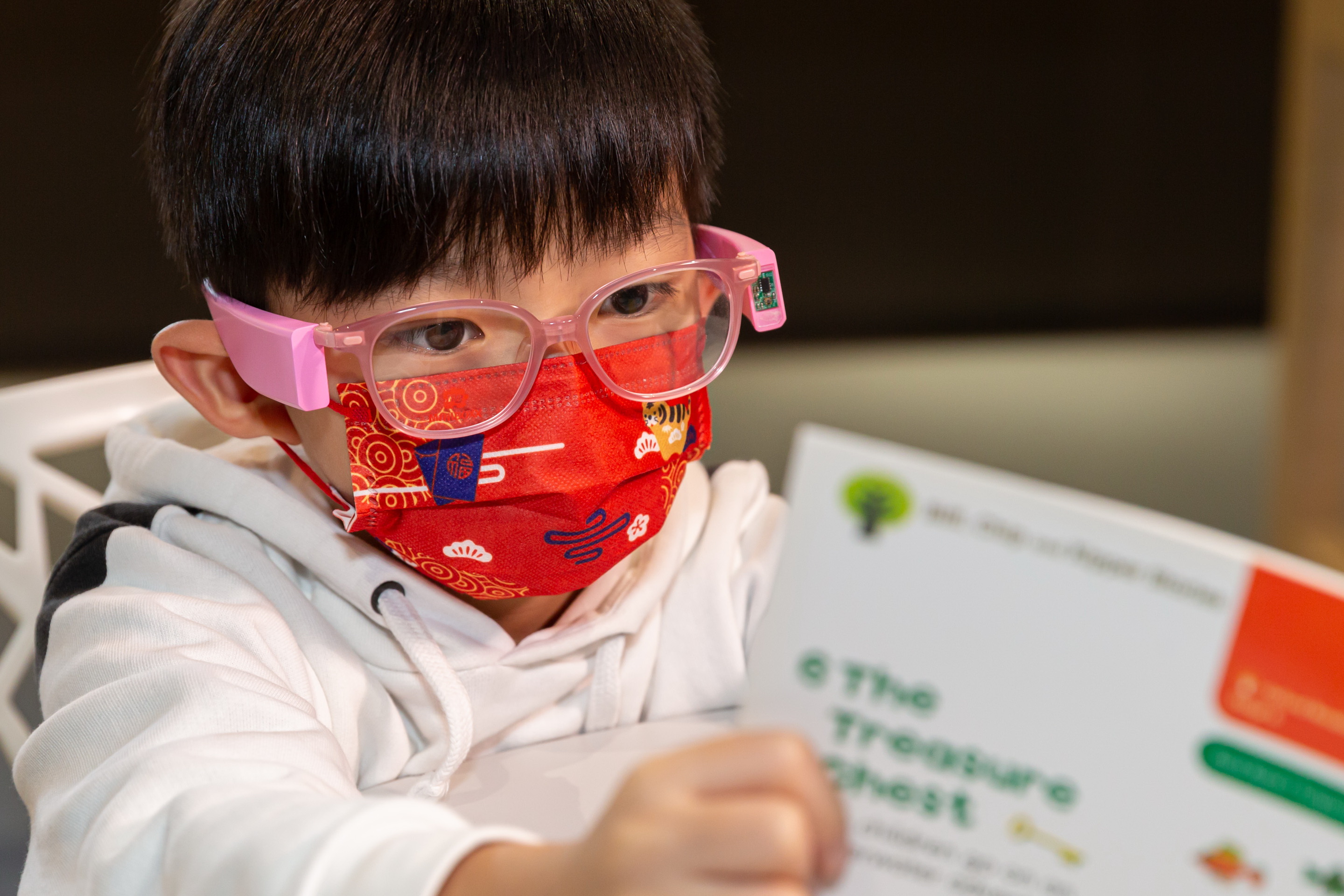 智能眼鏡設有傳感器，旨在監測兒童的觀看習慣及近視風險因素。 （生產力局提供圖片）