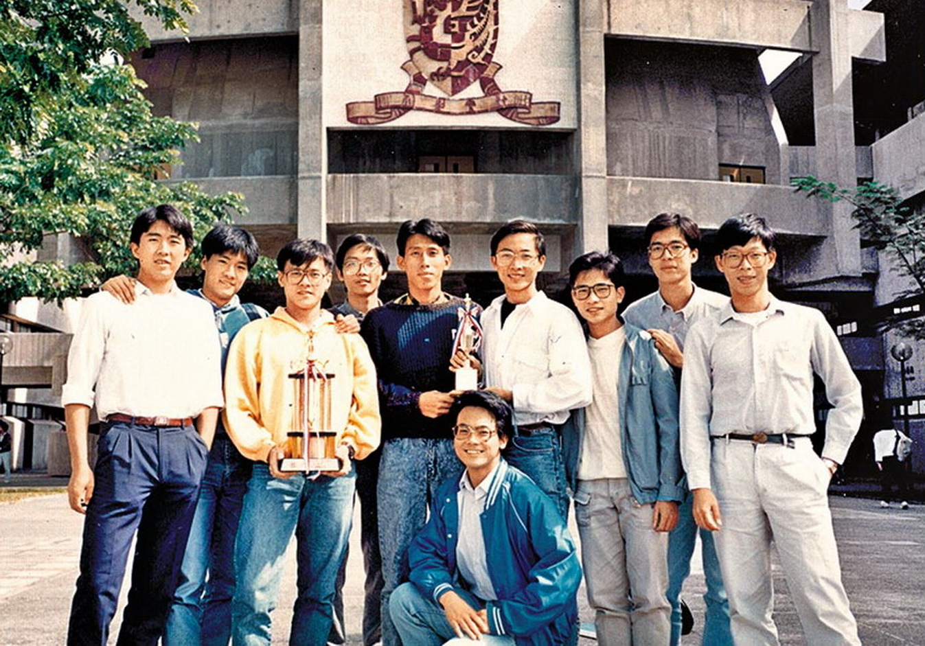 1987年，李丹（左一）與中大電子工程系同學慶祝陸運會和水運會取得佳績。（受訪者圖片）