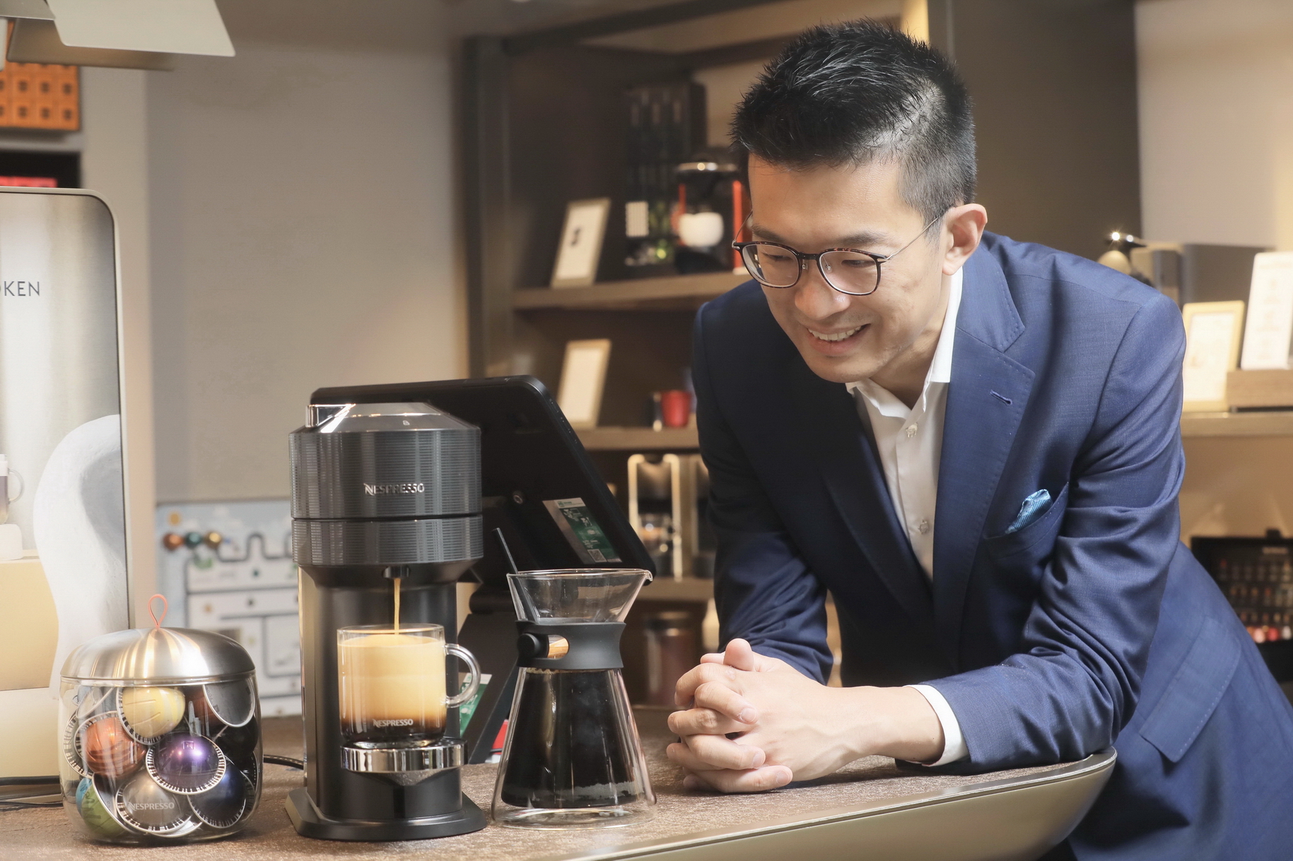 林治平認為，香港人接受能力高，勇於品嘗不同口味的咖啡，以往精品咖啡屬於小眾，近年已發展至大眾市場。（黃俊耀攝）