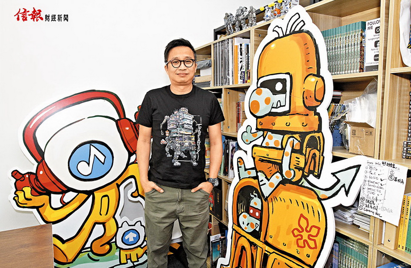 香港藝術家葉偉青把港式交通工具畫成變形金剛，受到網民追捧。（吳楚勤攝） 