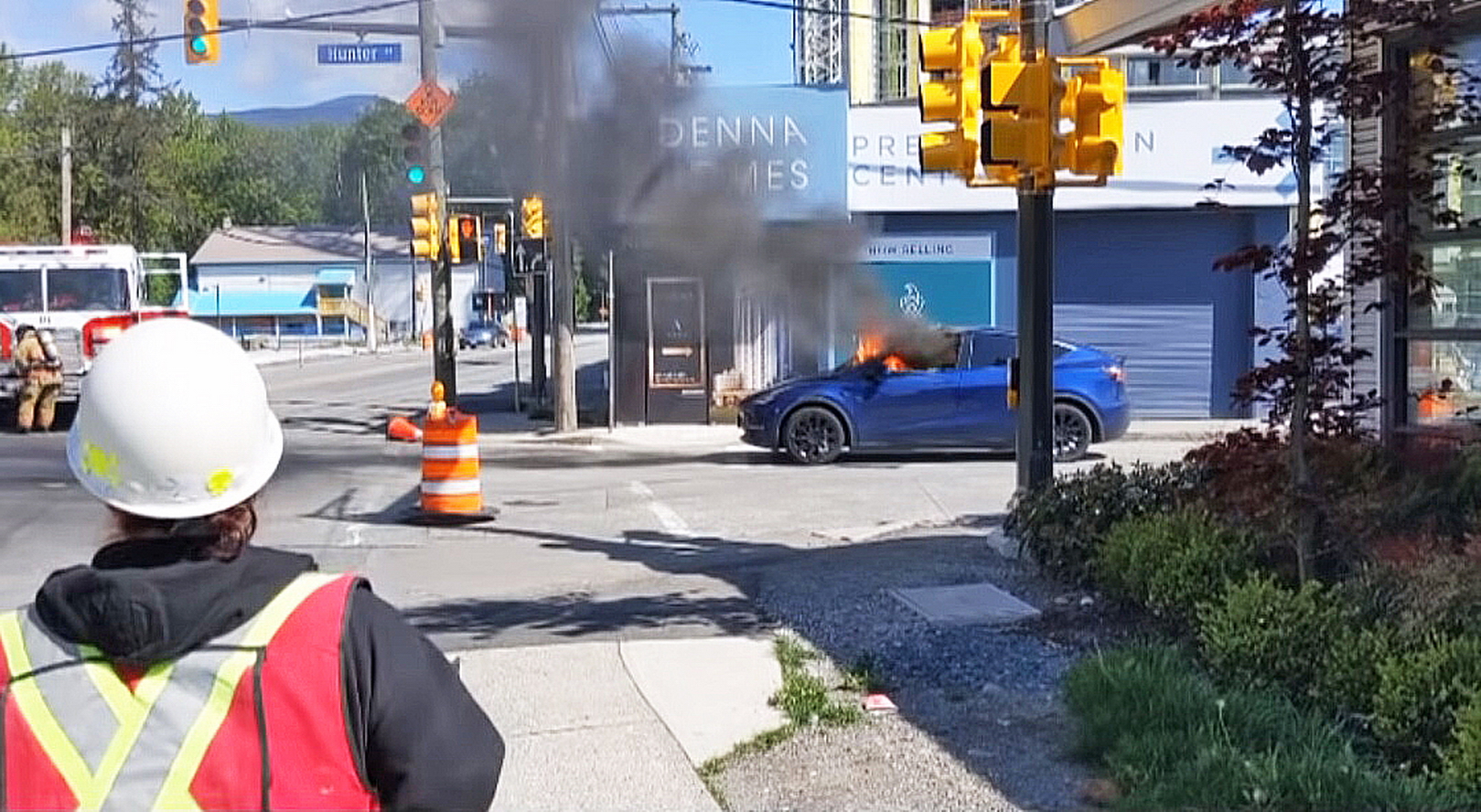 YouTube影片可見，Model Y冒出濃煙後，火勢在數分鐘內，已燒透前方車廂。（YouTube影片擷圖）