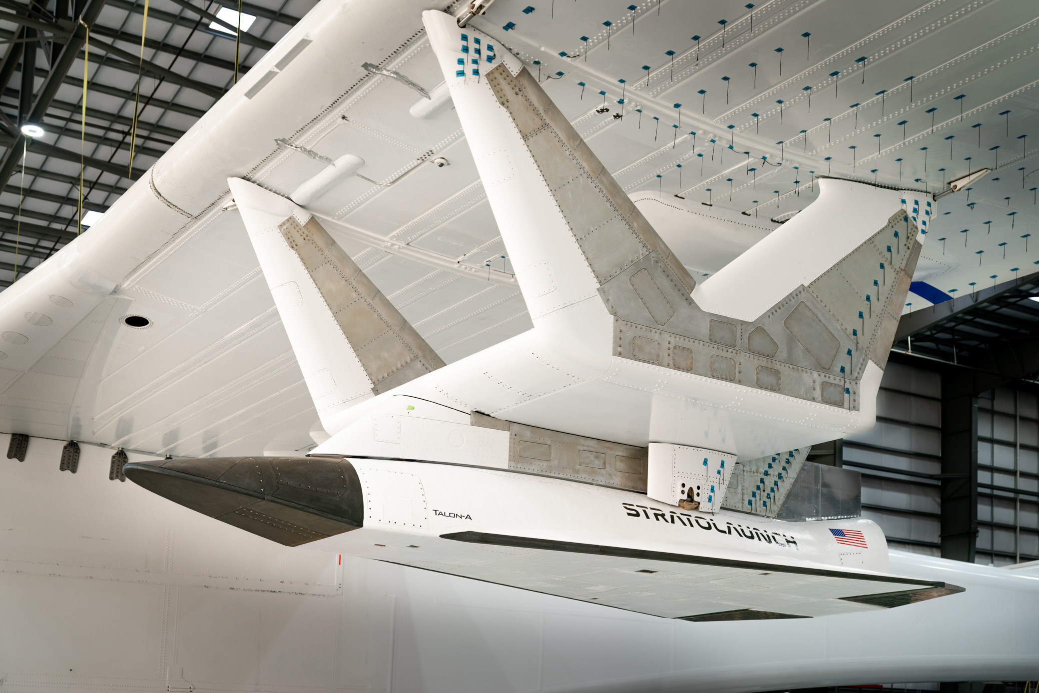 飛行器重約八千磅，掛載於全球翼展最大飛機Roc底部。（Stratolaunch fb專頁圖片）
