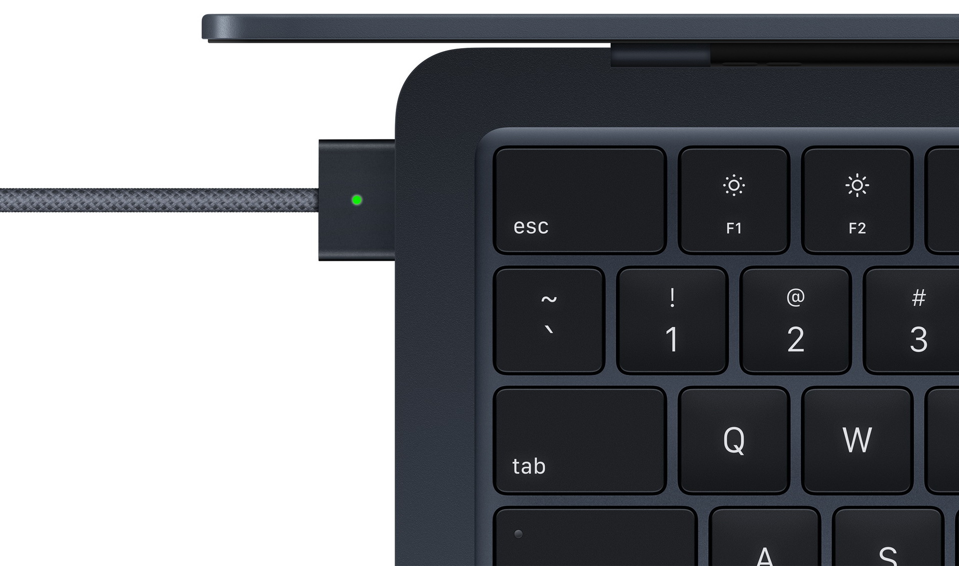MacBook Air厚度僅 11.3 毫米，配備MagSafe充電功能。（蘋果公司圖片）