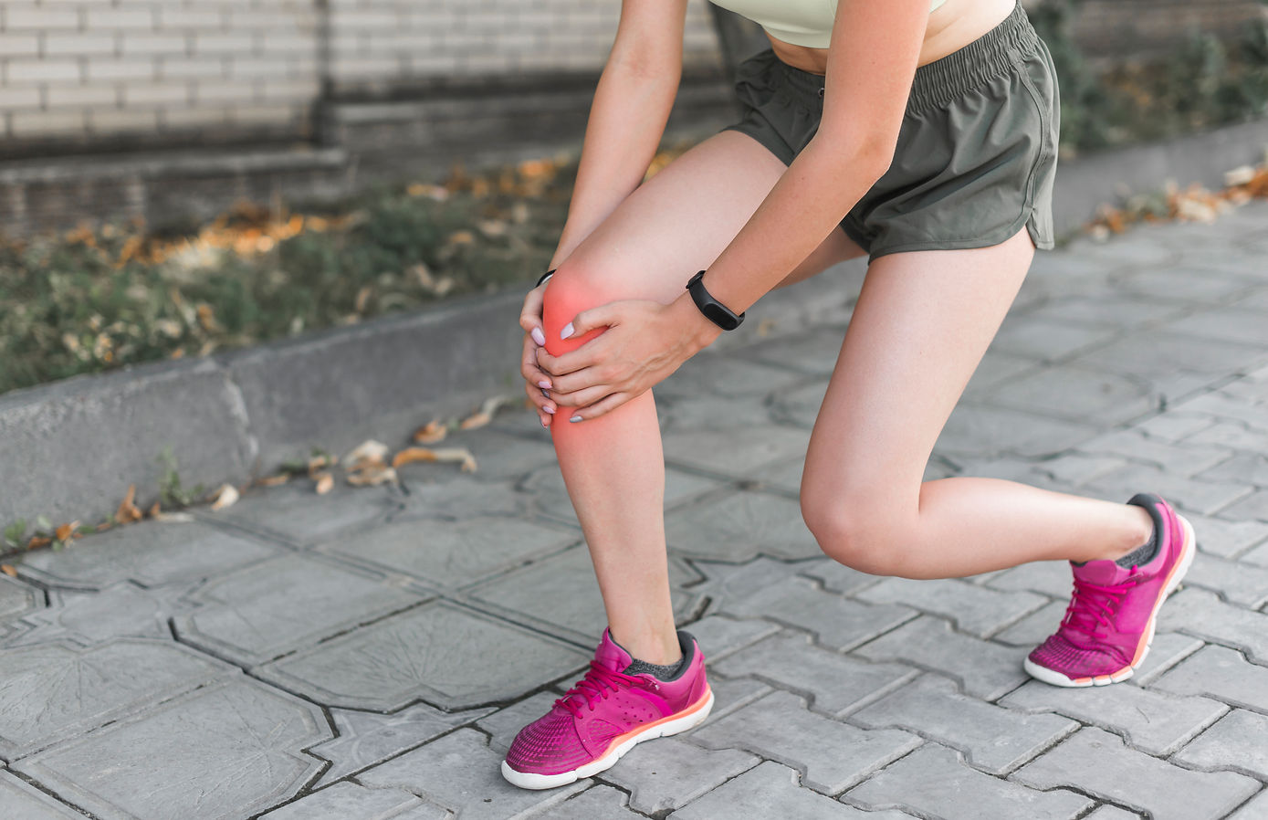 膝骨關節軟組織發炎，日常行動除了不便，亦為患者帶來痛楚。（CLAIRE Clinical AI Research網上圖片）