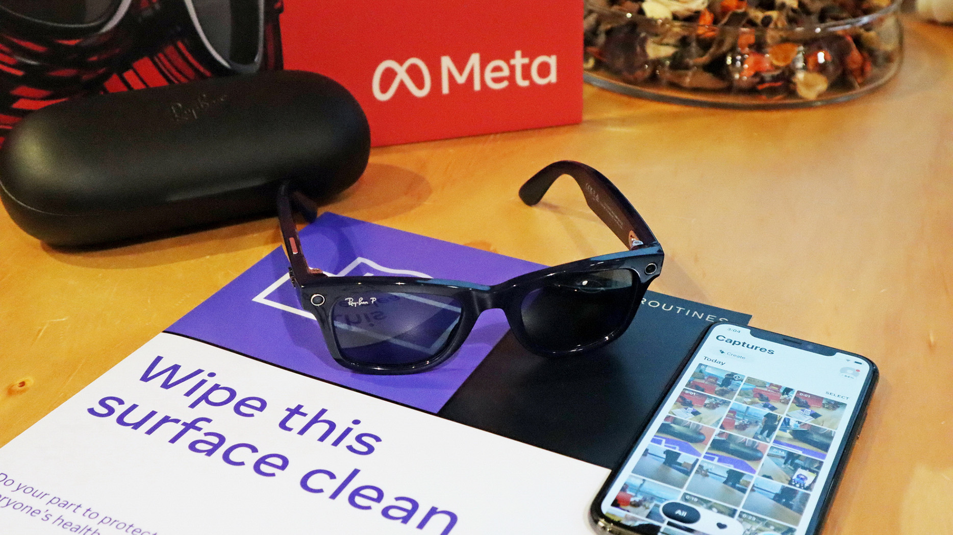 圖為Meta首款智能眼鏡Ray-Ban Stories，佩戴者可用來聽歌、接電話，影相或拍片，並體驗AR等應用。（陳施敏攝）