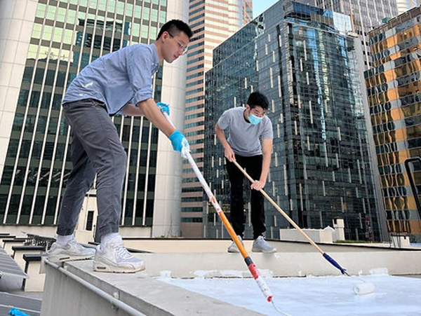 創冷科技團隊早前在中環街市天台塗上製冷塗層。（創冷科技圖片）