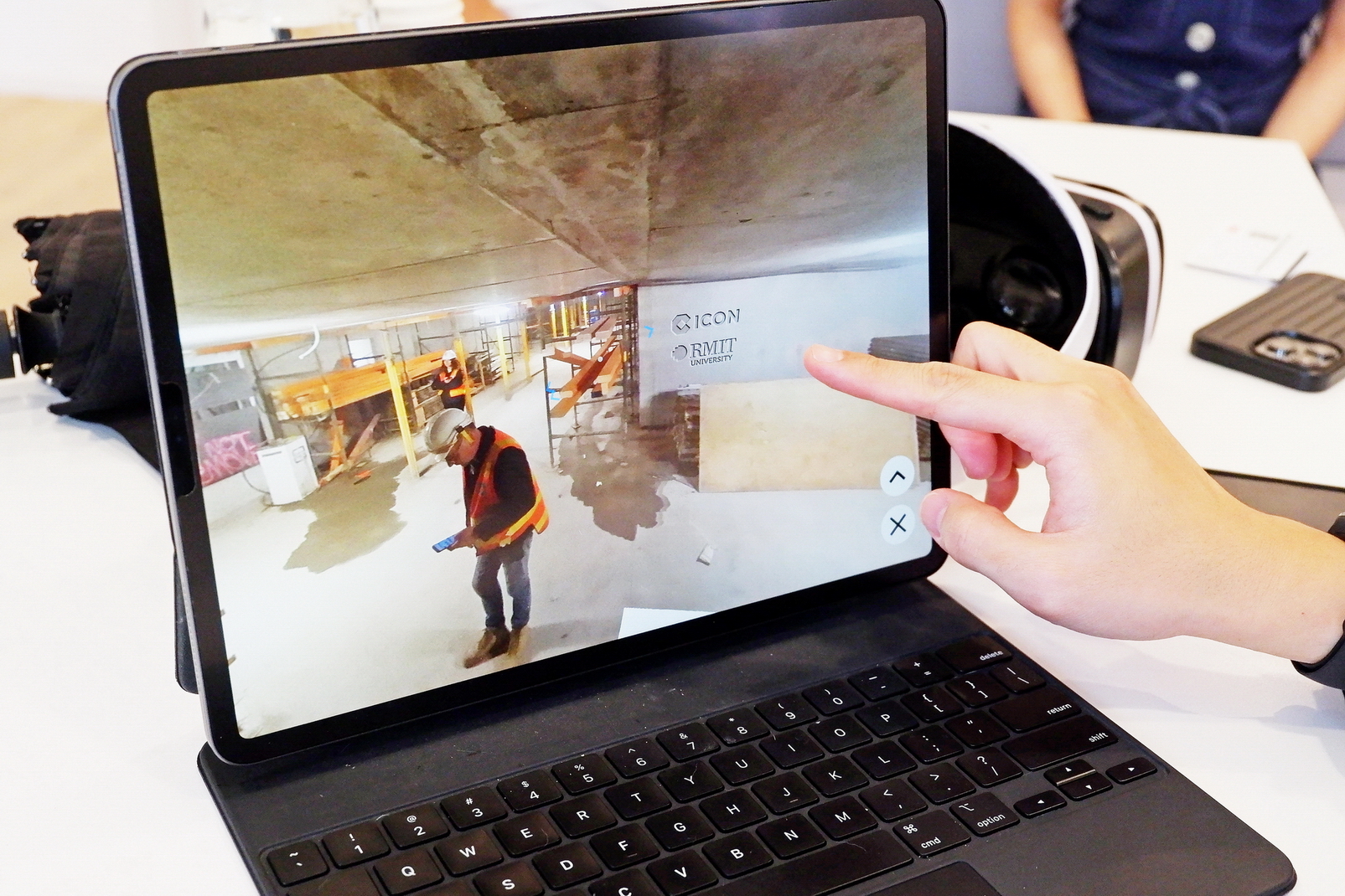 即使沒有VR設備，學生亦可在平板電腦、手機上觀看。（蔡璿驩攝）