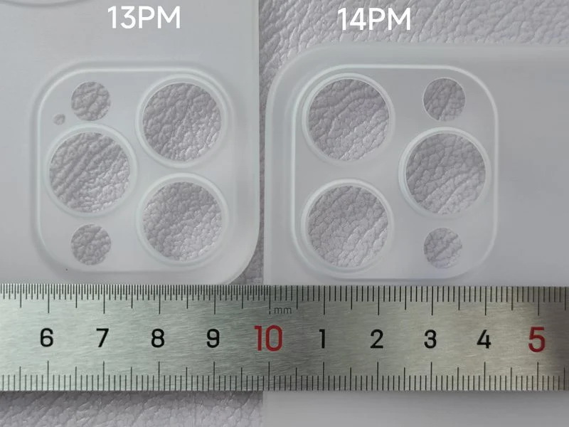 疑似14 Pro Max鏡頭模組（右），其尺寸及凸起程度，明顯比13 Pro Max（左）為大。（微博網上圖片）