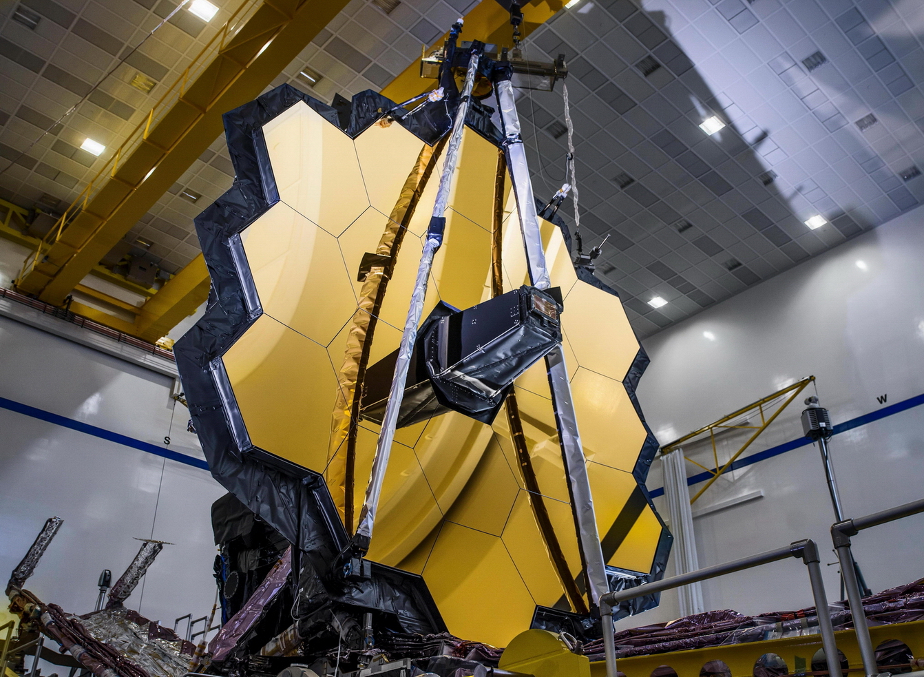 韋伯太空望遠鏡有18面六邊形鏡片，拍攝及合成影像僅需12.5小時。（Twitter網上圖片）