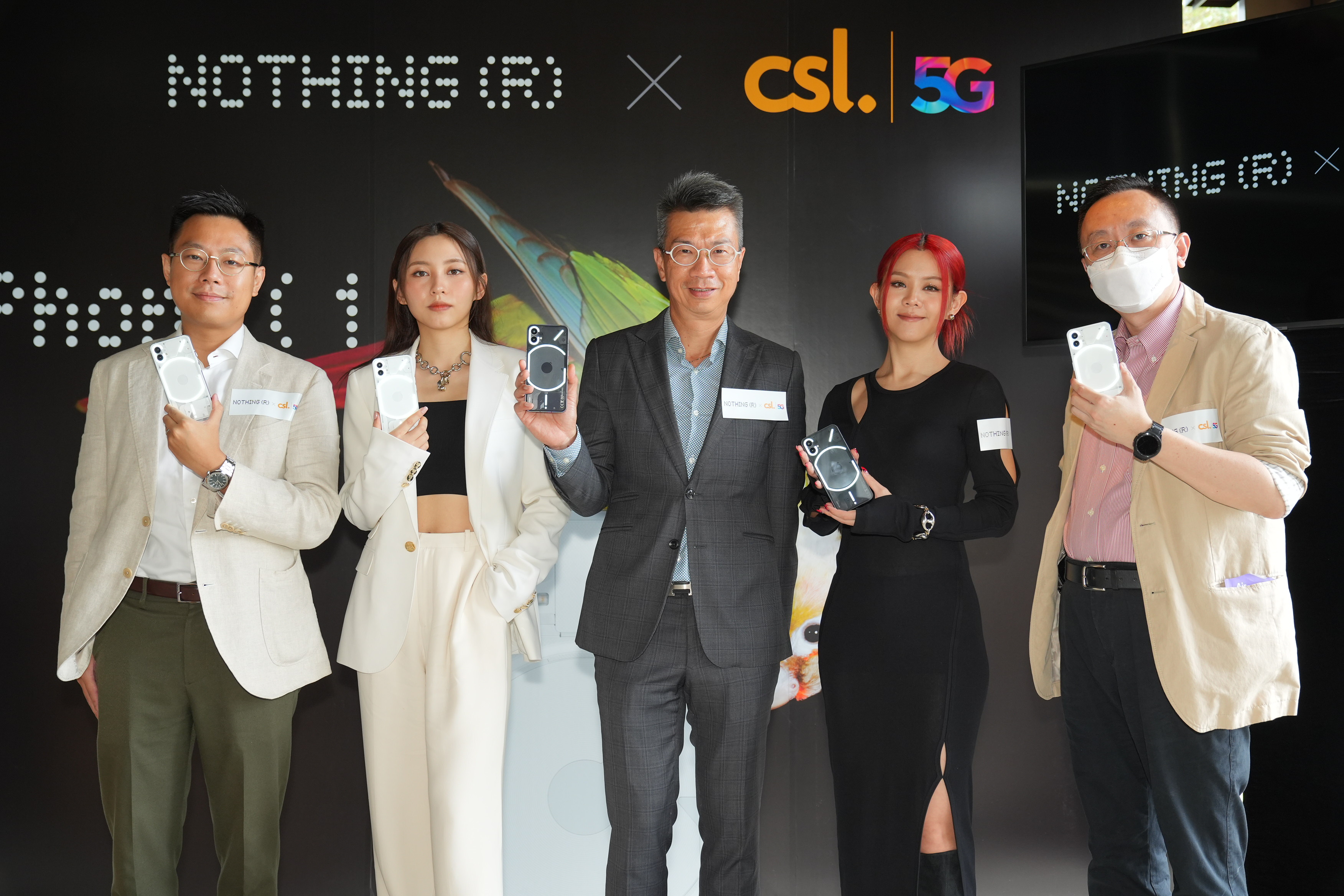 Nothing Phone（1）設計破格，更找來女團COLLAR成員阿Gao（右二）及Ivy（右四）助陣；右一為方保僑。（相片由作者提供）