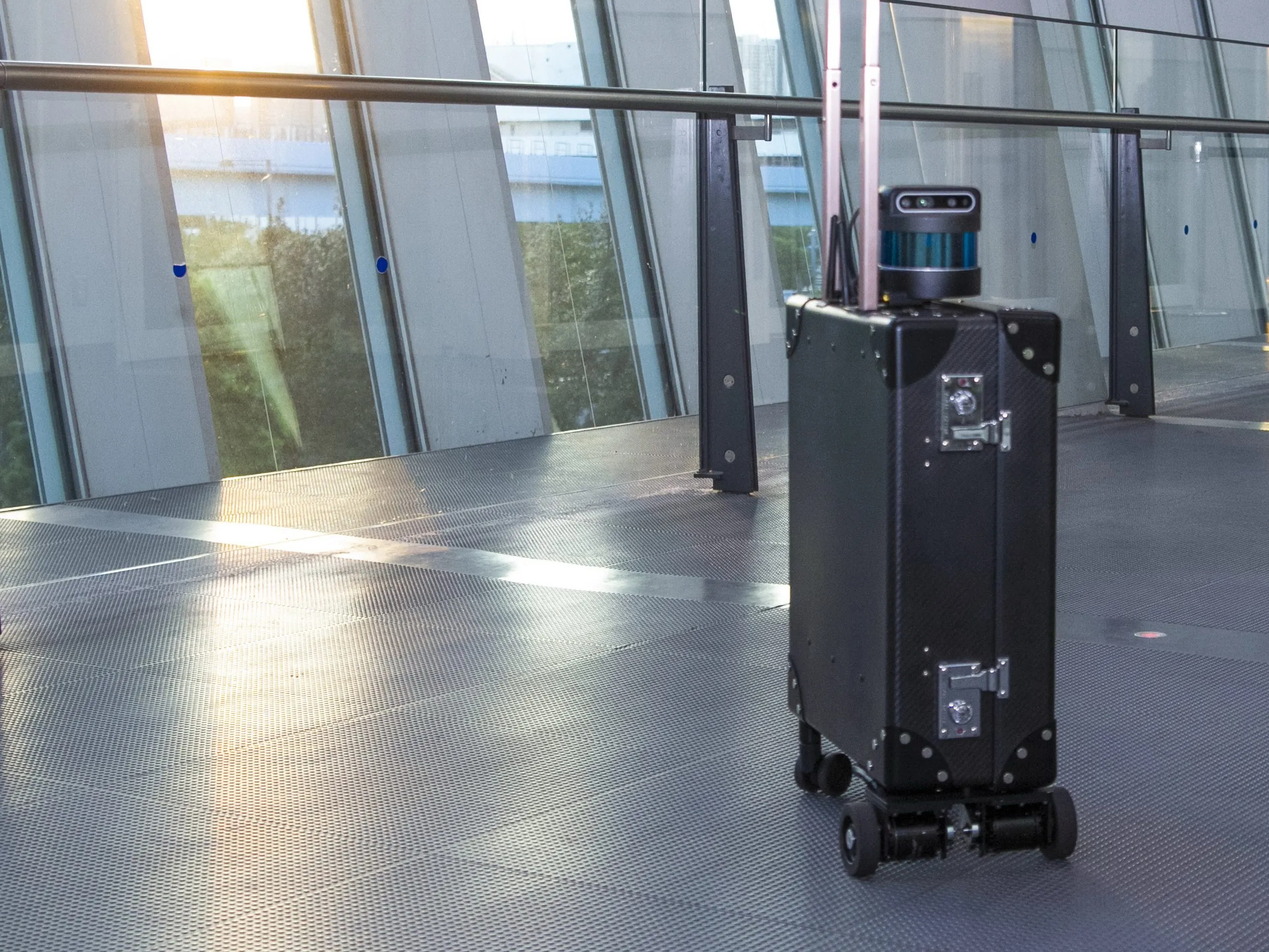 AI行李篋有望在機場等特定場所擔當導盲犬的角色。（CAAMP網上圖片）