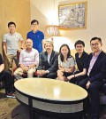曾俊華（右五）日前在數碼港出席一個創業論壇，與一班年輕創業者聚首交流。
